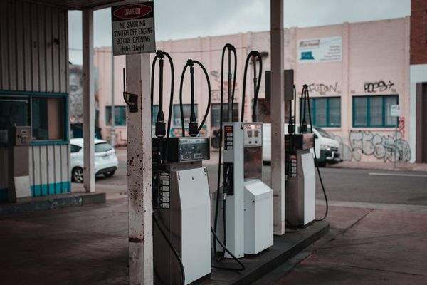 הבחירה הנכונה: רכב חשמלי או בנזין?