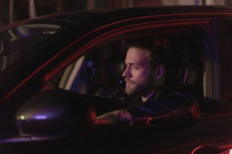 אדם צעיר ברכב